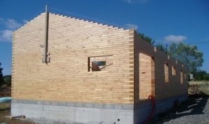 Maison en briques de bois
